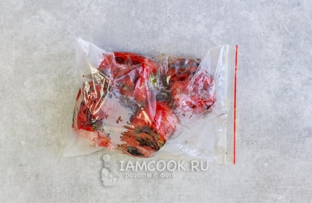 Положить перцы в пакет