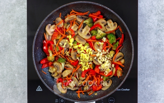 Положить чеснок и имбирь