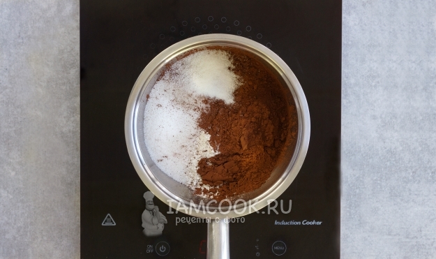 Соединить муку, сахар и какао