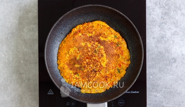 Жарим нутовый омлет