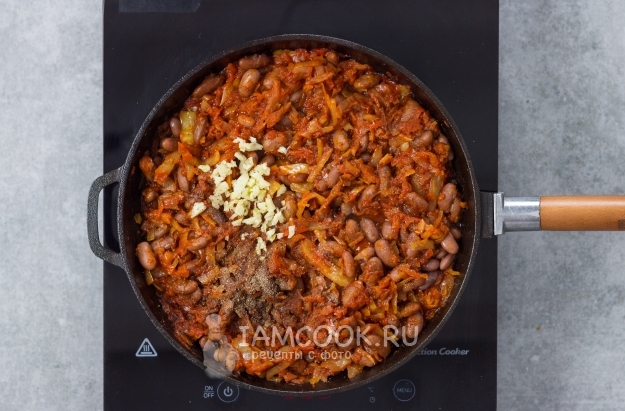 Положить чеснок и специи