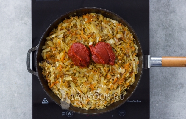 Положить томатную пасту