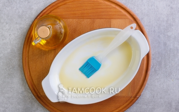 Смазать форму маслом