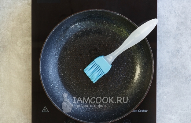 Смазать сковороду маслом