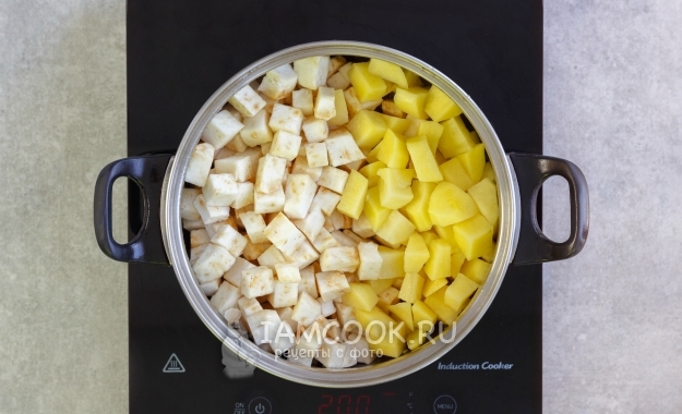 Положить сельдерей и картофель