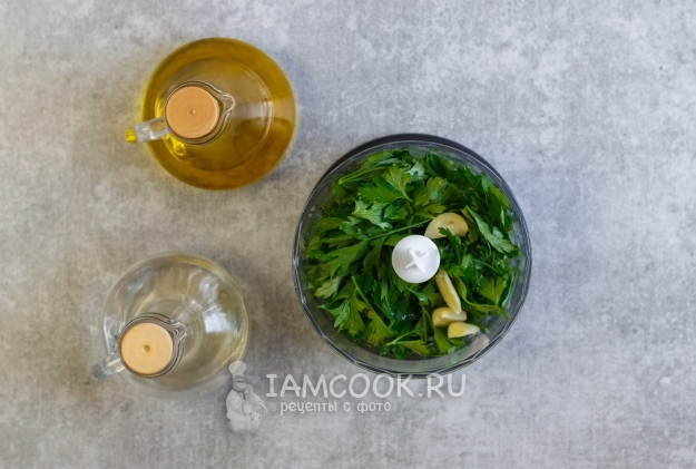 Сложить компоненты соуса в блендер