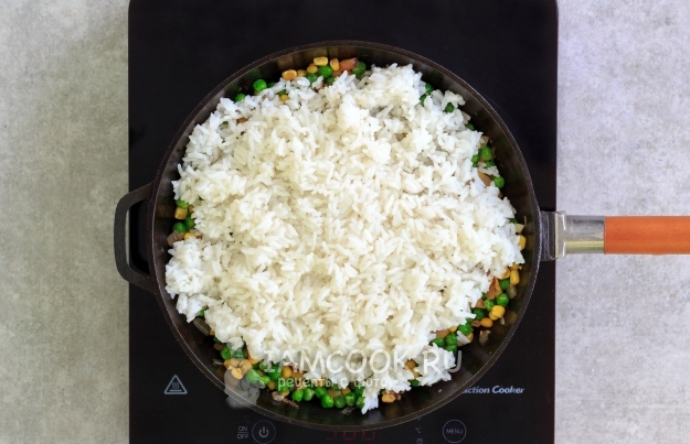 Положить рис