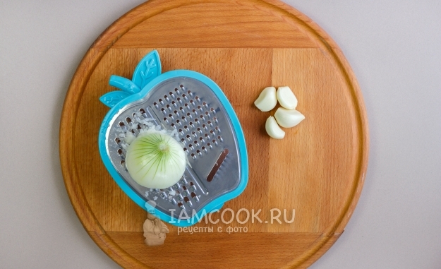 Измельчаем лук и чеснок