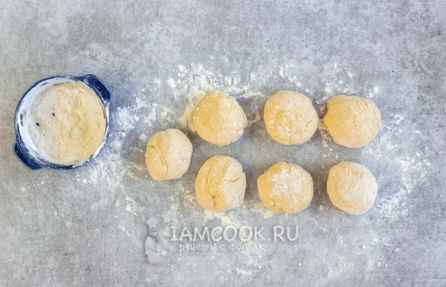 Скатать из теста шарики