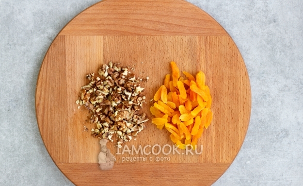 Порезать курагу и орехи