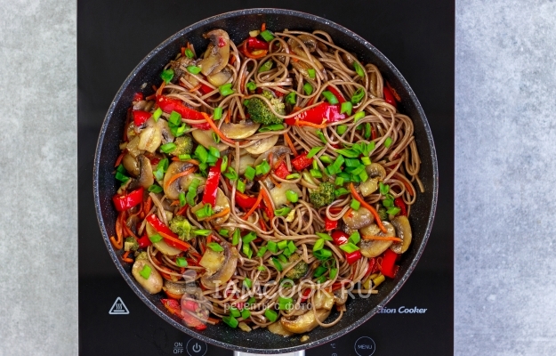 Фото гречневой лапши с овощами с соусом