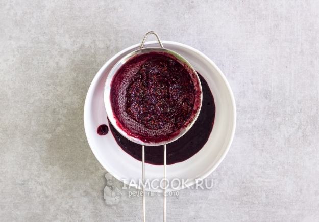 Протереть ягоды через сито