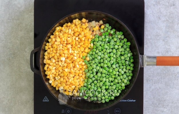 Положить горошек и кукурузу