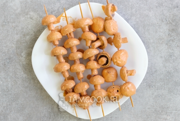 Нанизать грибы на шпажки