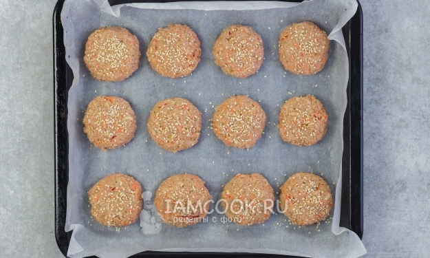 Посыпать заготовки кунжутом