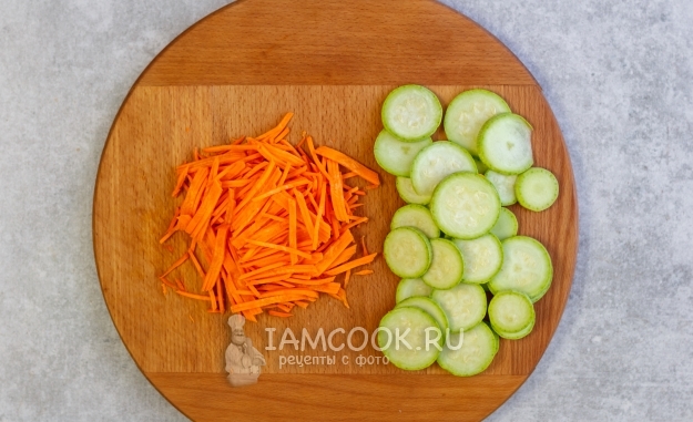 Порезать кабачки и натереть морковь
