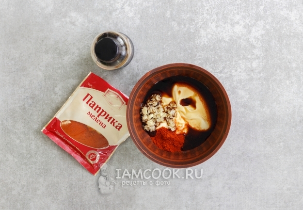 Добавить майонез, паприку и соевый соус