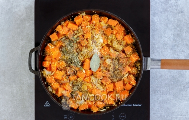 Всыпать специи и соль