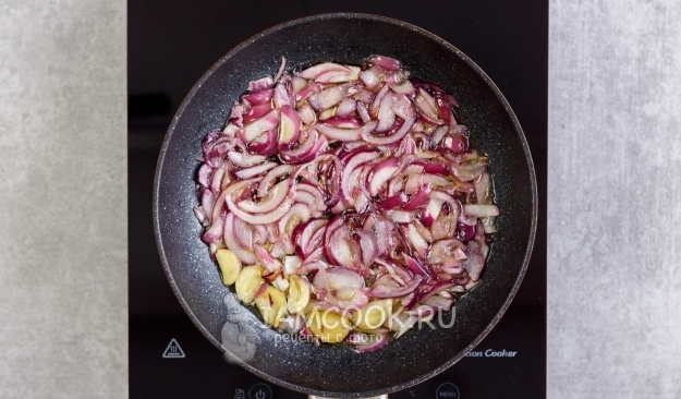 Обжарить лук с чесноком