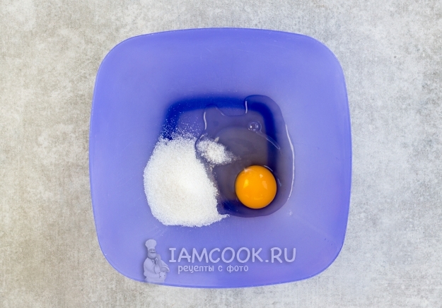 Соединить яйцо, соль и сахар
