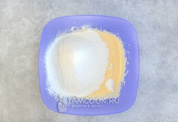 Всыпать муку и соду