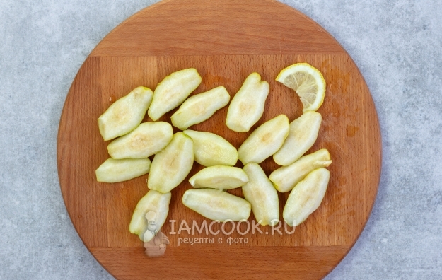 Полить груши соком лимона