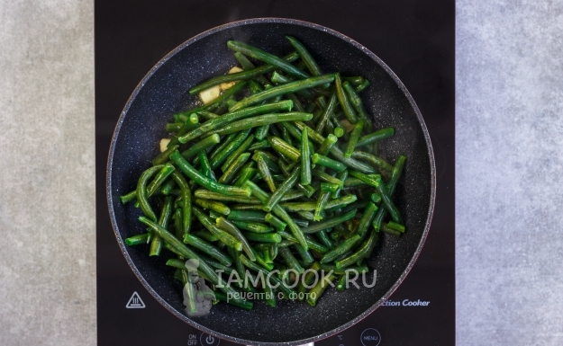 Положить фасоль на сковороду