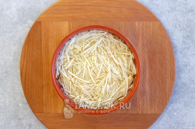 Положить сельдерей в соленую воду