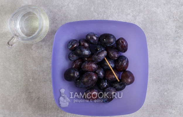 Сделать на сливах шпажкой проколы