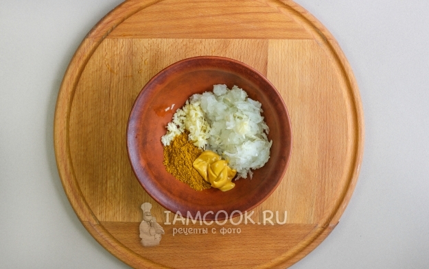 Смешиваем приправы с луком и чесноком