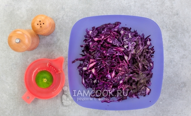 Добавить соль, перец и сок лайма