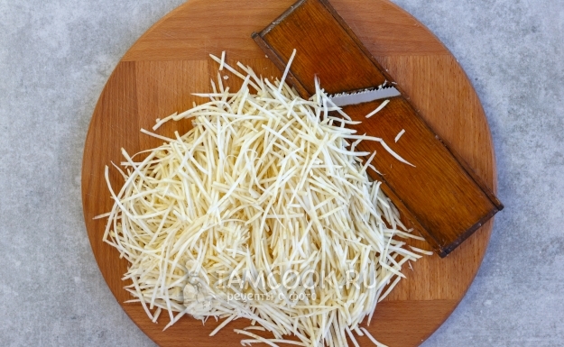 Натереть сельдерей