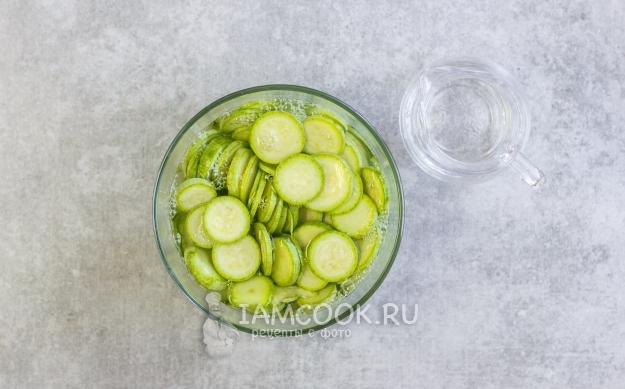 Промыть кабачки