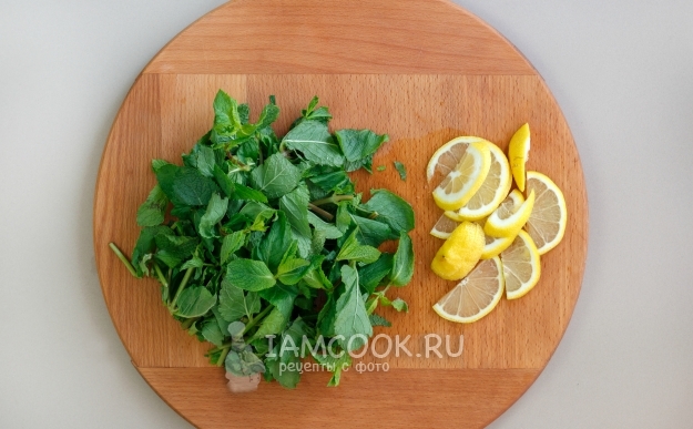 Порезать лимон и мяту