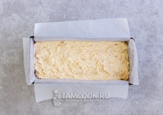 Выложить тесто в форму