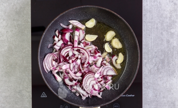 Положить на сковороду лук и чеснок