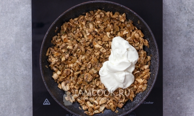 Положить сметану