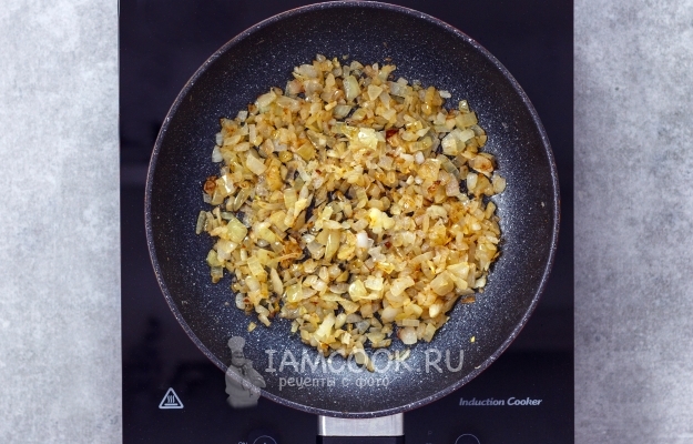 Обжарить лук