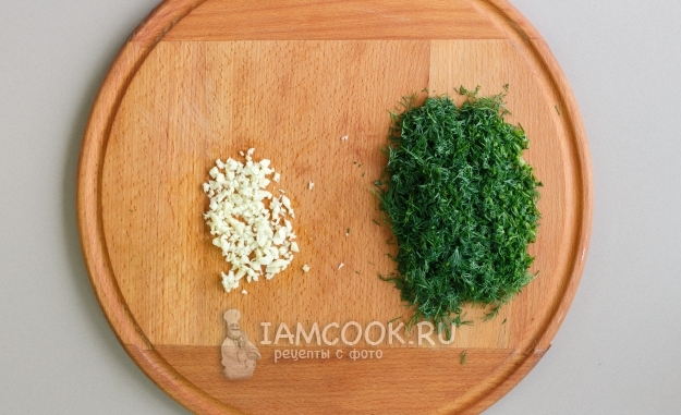 Порезать зелень и чеснок