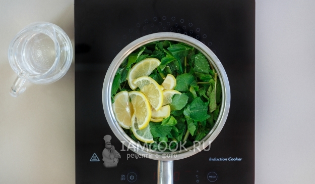 Положить мяту и лимон в кастрюлю