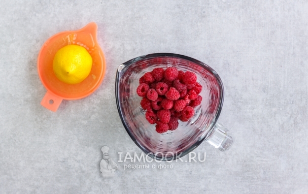 Выжать сок лимона