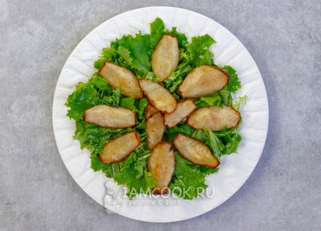 Положить груши на листья салата