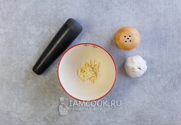 Соединить соль и чеснок