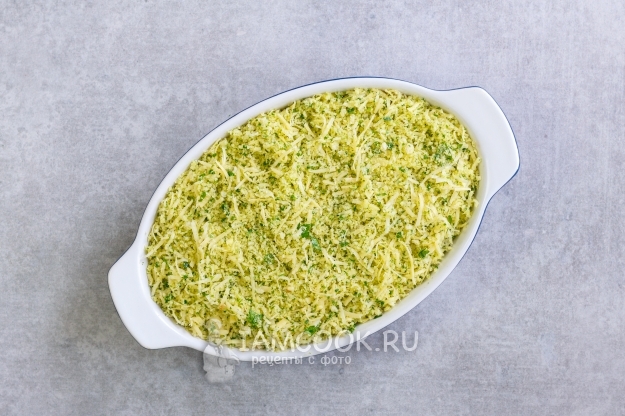 Выложить смесь на помидоры