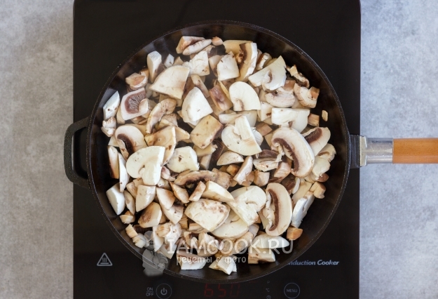 Обжарить грибы