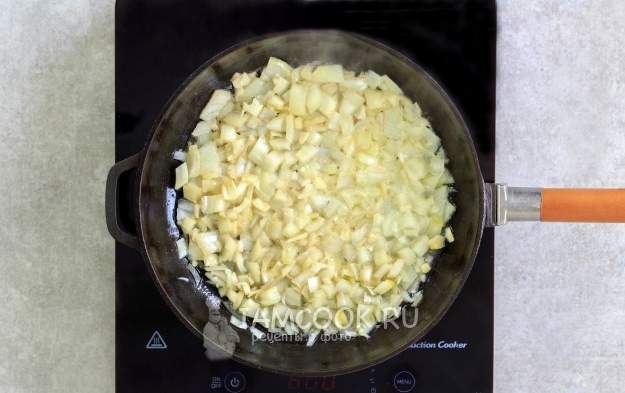 Обжарить лук