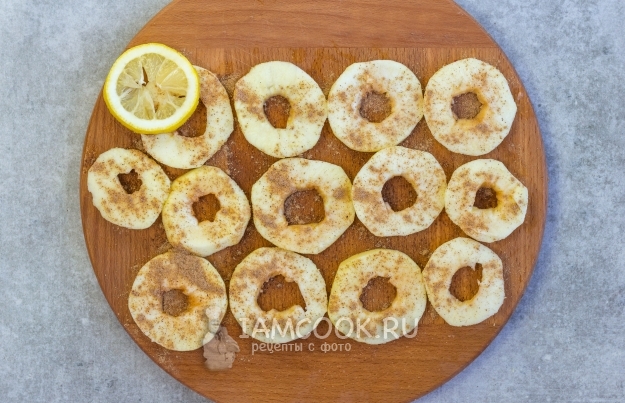 Посыпать яблоки корицей
