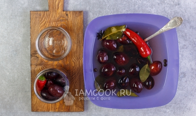 Положить в банку сливы и перец