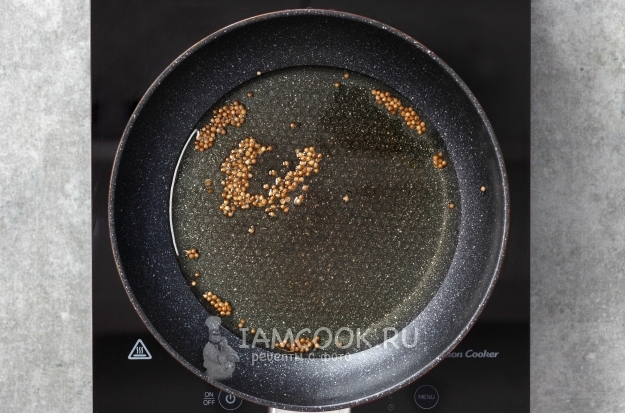 Положить в масло кориандр