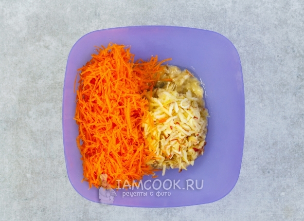 Положить морковь и яблоко